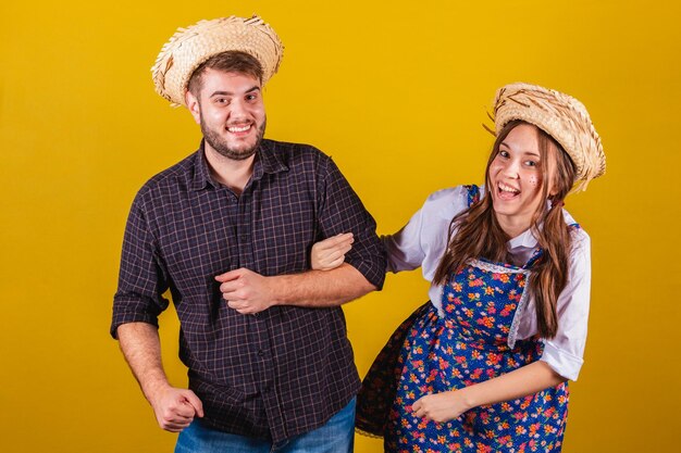 Hermosa pareja vistiendo ropa típica para el Baile Festa Junina