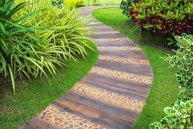 Hermosa pasarela en el jardín.