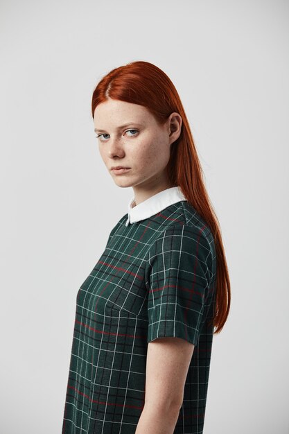 hermosa pelirroja chica de pelo largo con un vestido verde a cuadros