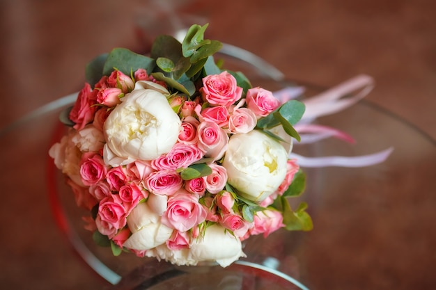 Hermosa peonía y ramo de rosas. Concepto de matrimonio