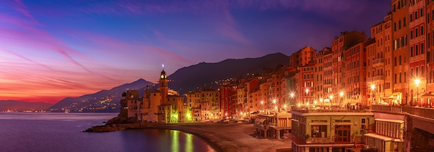 Hermosa pequeña ciudad mediterránea al atardecer con cielo colorido - Camogli, Italia, viajes europeos