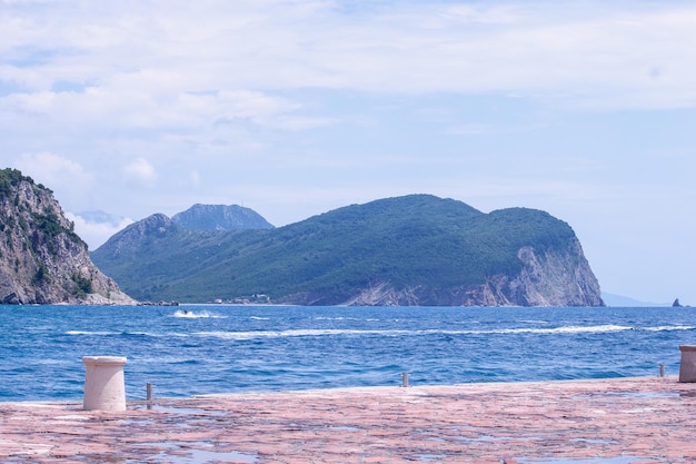 Foto hermosa pequeña ciudad en montenegro petrovac montañas mar resort