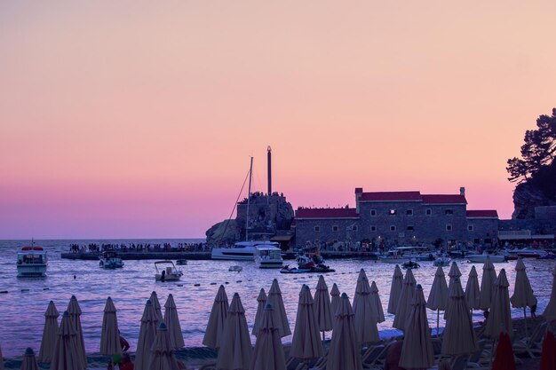 Foto hermosa pequeña ciudad en montenegro petrovac montañas mar resort