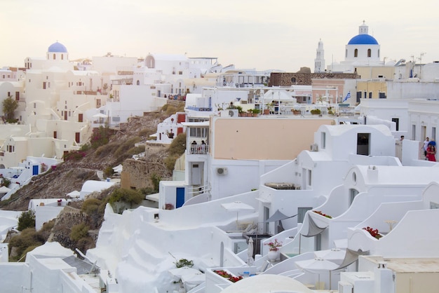 Hermosa pequeña ciudad y vistas al paisaje en Santorini o Oia Isalnd Grecia.