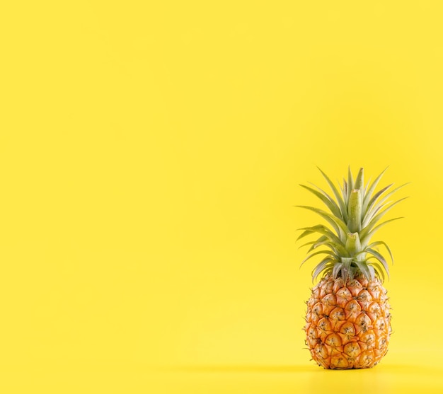 Foto hermosa piña fresca aislada sobre fondo amarillo brillante verano fruta de temporada diseño idea patrón concepto copia espacio cerrar