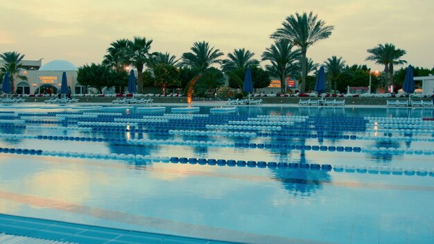 Hermosa piscina con agua azul limpia Piscina al aire libre en Egipto