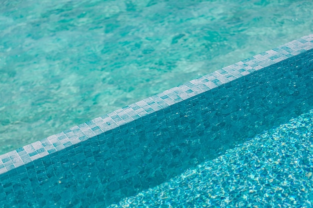 Hermosa piscina de agua con relajantes destellos de sol en la superficie Vacaciones de verano o concepto de vacaciones nadar