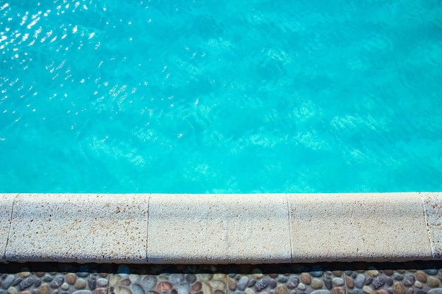 Hermosa piscina en el hotel junto al mar en el fondo del parque