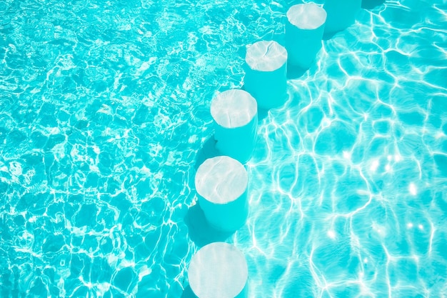 Hermosa piscina en el hotel junto al mar en el fondo del parque