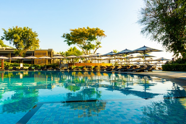 Hermosa piscina de lujo con zona de relax.