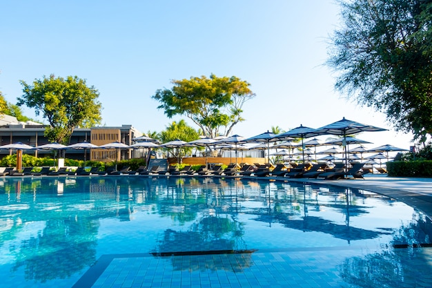 Hermosa piscina de lujo con zona de relax.