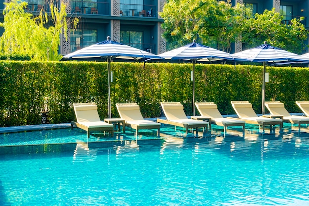 Hermosa piscina de lujo con zona de relax.