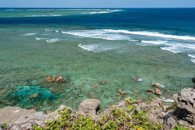 Hermosa piscina de mar verde esmeralda formada por corales