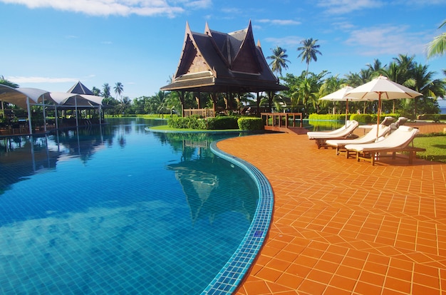 Hermosa piscina en Tailandia