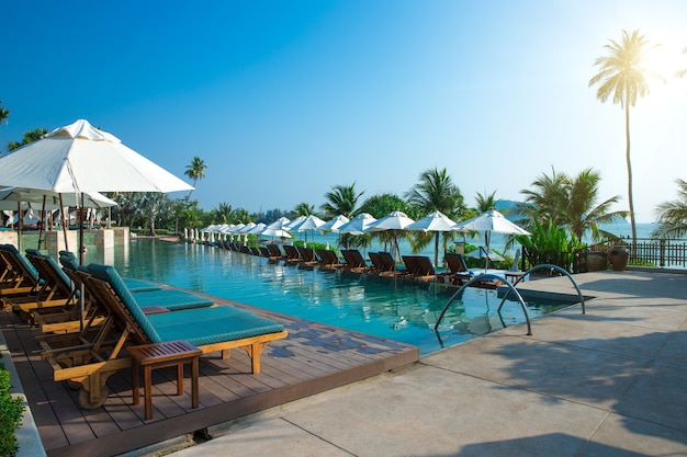 Hermosa piscina en Tailandia