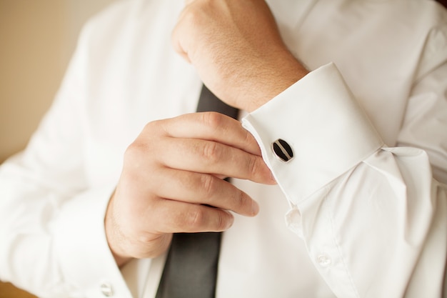 Hermosa plata con anillos de boda