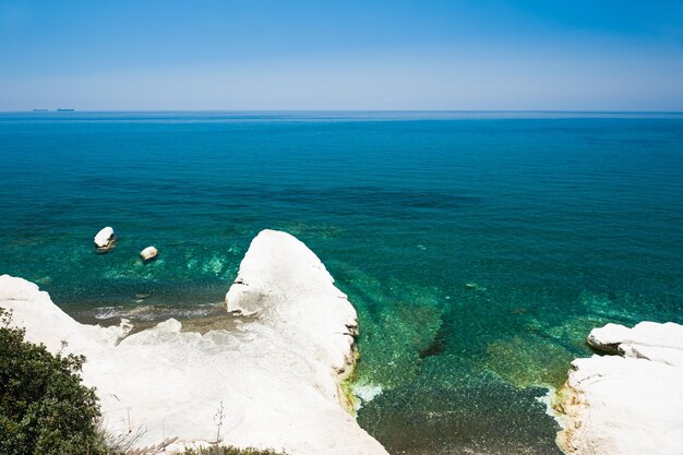 Hermosa playa con acantilados blancos y mar azul, Governor Beach, Chipre