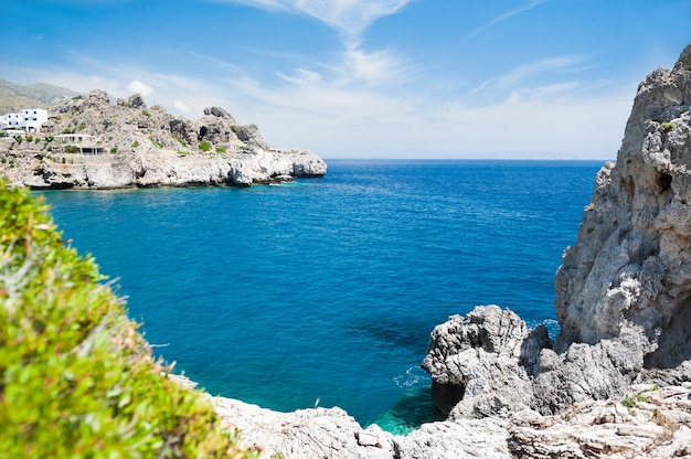 Hermosa playa con agua cristalina color turquesa y rocas. Isla de Creta, Grecia.