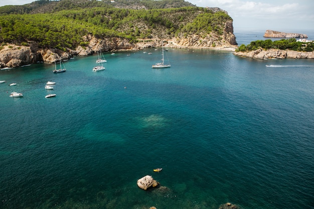 Hermosa playa con agua muy limpia y azul en el mar mediterráneo en la isla de Ibiza