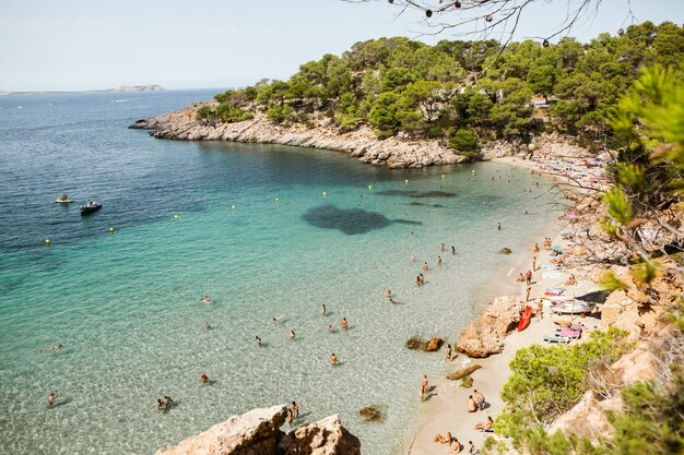 Hermosa playa con agua muy limpia y azul en el mar mediterráneo en la isla de Ibiza