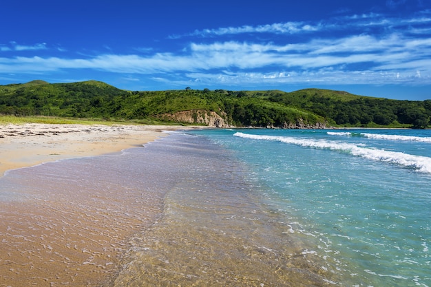 Hermosa playa con agua turquesa y arena blanca en el extremo este de Rusia