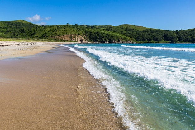 Hermosa playa con agua turquesa y arena blanca en el extremo este de Rusia