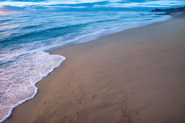 Hermosa playa de arena al atardecer arte generativo de AI