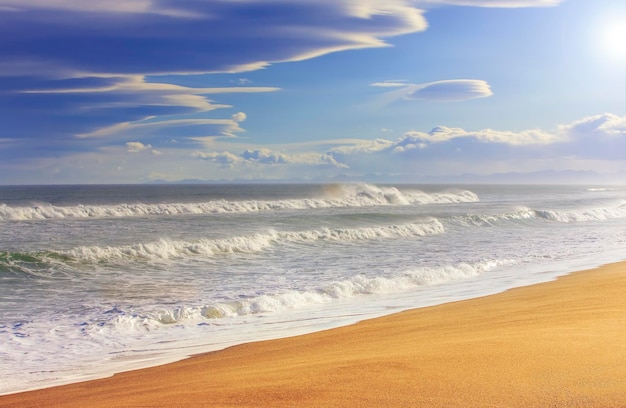 Hermosa playa de arena amarilla océano azul y arena amarilla