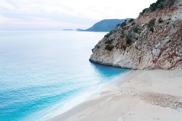 Foto hermosa playa de arena con arena blanca kaputas en turquíakasvista desde arriba sin gente hora del atardecer en primaveracopiar espacio