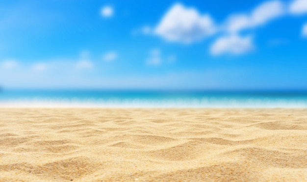 Hermosa playa de arena con cielo borroso y nubes