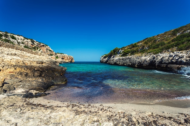 Hermosa playa de arena escondida con agua turquesa en Mallorca, España