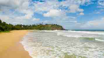 Foto hermosa playa de arena y océano azul sri lanka