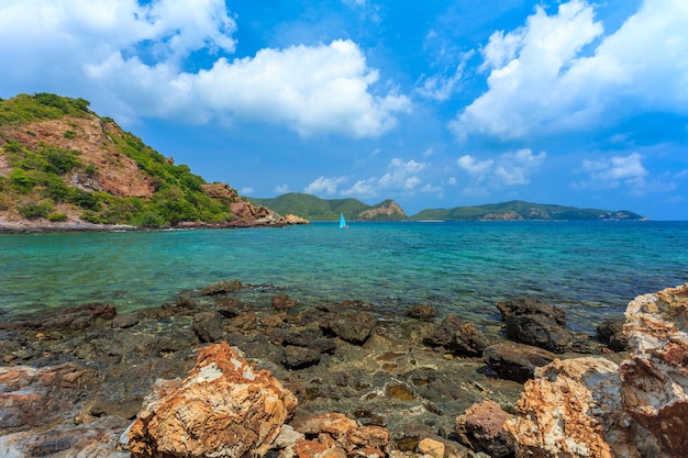 Hermosa playa de arena con olas rompiendo en la orilla arenosa en las islas Similan