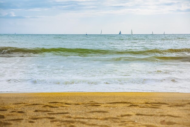 Hermosa playa Arena y sol de verano Concepto de vacaciones Foto de viaje y vacaciones Barceloneta en la ciudad