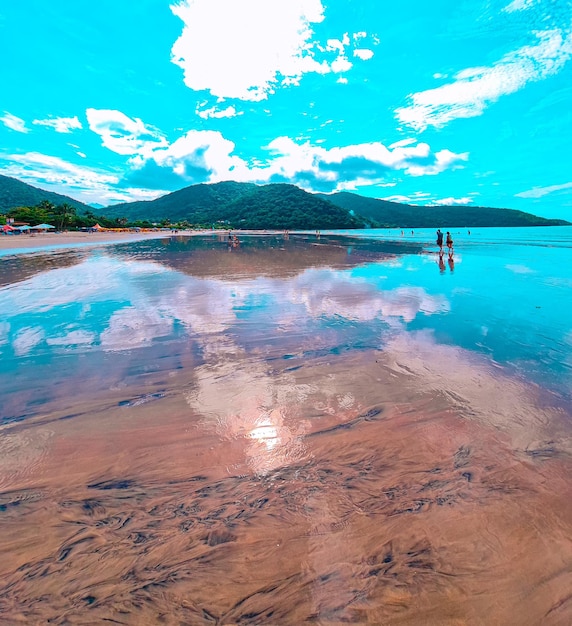 Hermosa playa azul en un día soleado