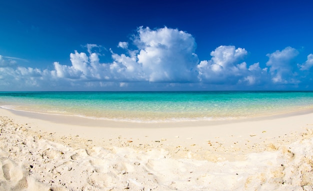 Hermosa playa azul del mar caribe