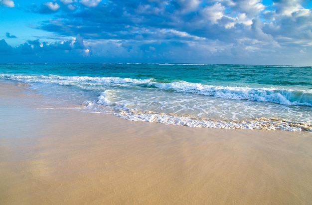 Hermosa playa azul del mar Caribe