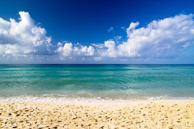 Hermosa playa azul del mar Caribe