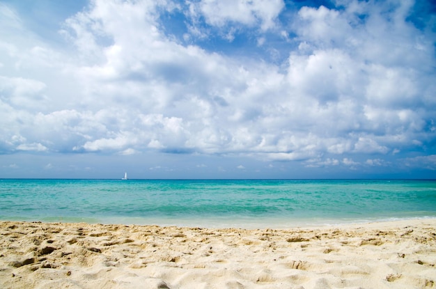 Hermosa playa azul del mar caribe