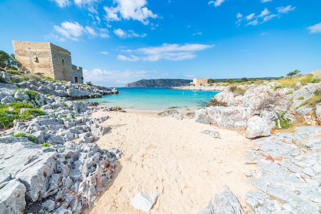 Hermosa playa y bahía de agua en la línea costera griega espectacular Agua transparente azul turquesa acantilados rocosos únicos Grecia destino de viaje superior de verano Península de Mani Peloponeso