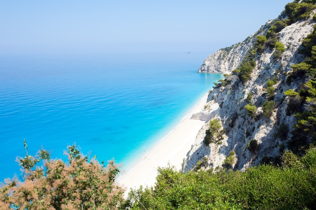 Hermosa playa blanca de verano Egremni en el mar Jónico (Lefkada, Grecia) vista de verano desde la roca más cercana