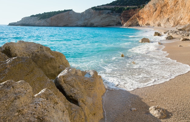Hermosa playa blanca de verano de Porto Katsiki en el mar Jónico (Lefkada, Grecia)