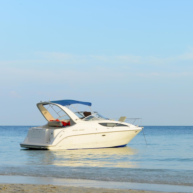 Hermosa playa con bote a motor en la isla de Samed Tailandia