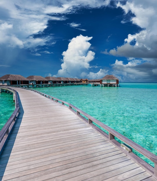 Hermosa playa con bungalows de agua