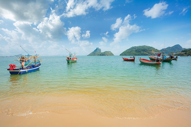 Foto hermosa playa con canoa tradicional tailandesa de madera y cielo azul en maya bay