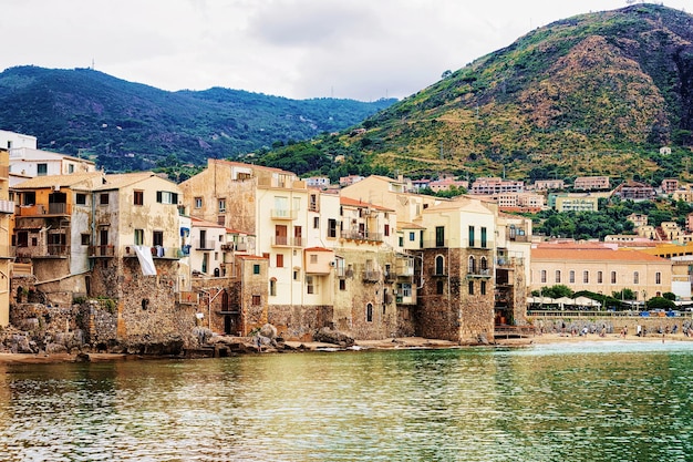 Hermosa playa en el casco antiguo de Cefalu, región de Palermo, isla de Sicilia, en Italia