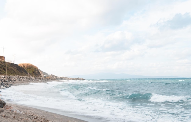 Hermosa playa de Ceuta con aguas turbulentas en un día nublado