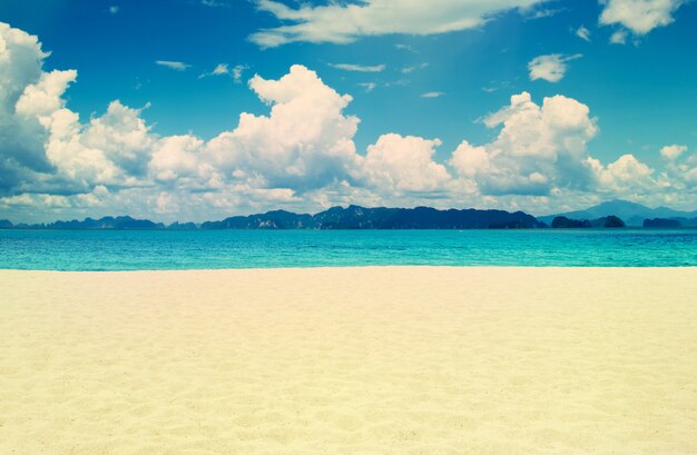 Hermosa playa y cielo azul. Vista del horizonte