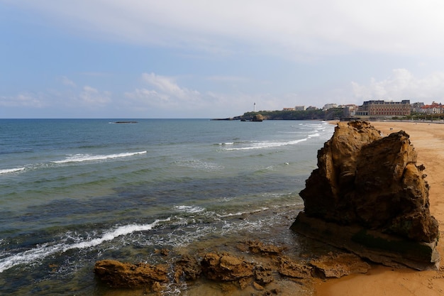 Hermosa playa en la ciudad de Biarritz con el faro al fondo Horario de verano