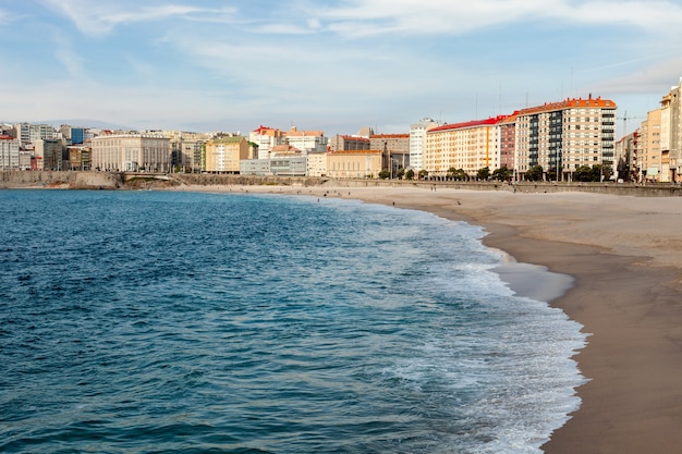 Una hermosa playa en una ciudad en el norte de España